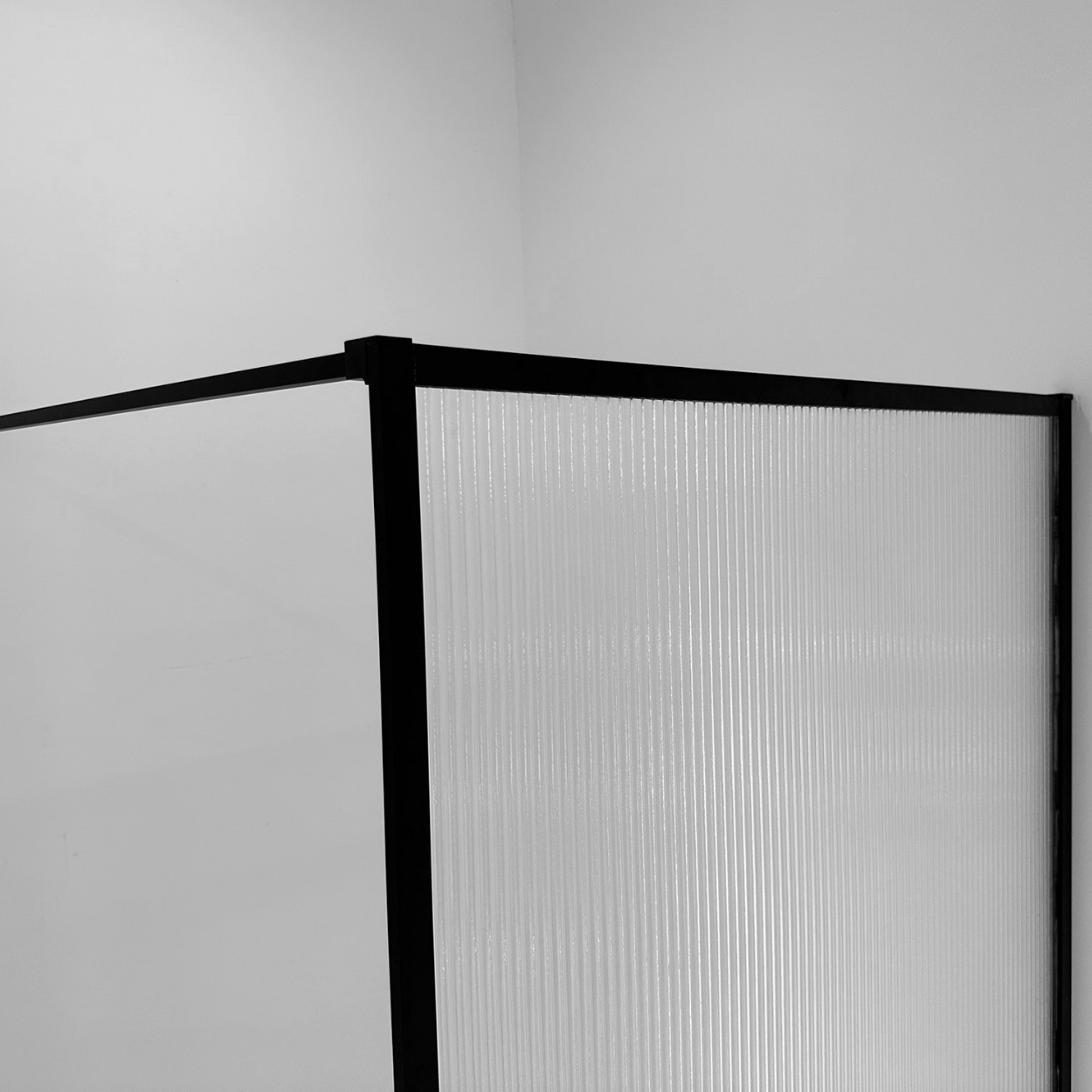 Wiesbaden Square Inloopdouche 10mm NANO Geribbeld Glas / Mat Zwart Frame